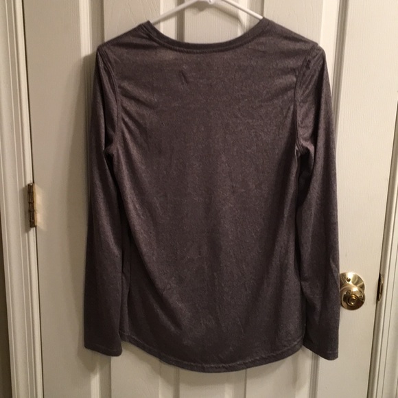 Bundle/lot of two long sleeve workout shirts. - Picture 6 of 7